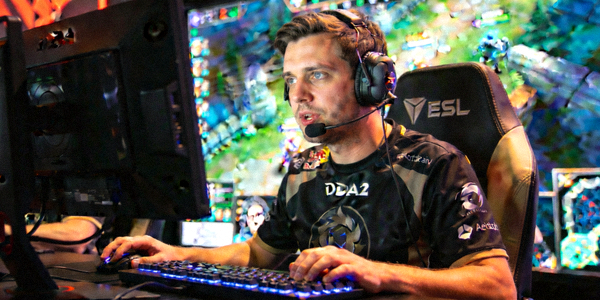 DOTA2传奇选手Ana比赛时专注操作与团队沟通的特写镜头